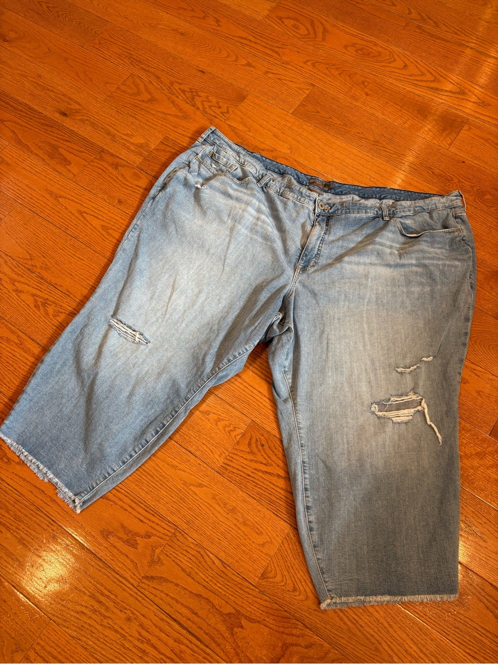 Torrid Crop Boyfriend Distressed Denim Capri Jeans Plus Size 30 Light Wash